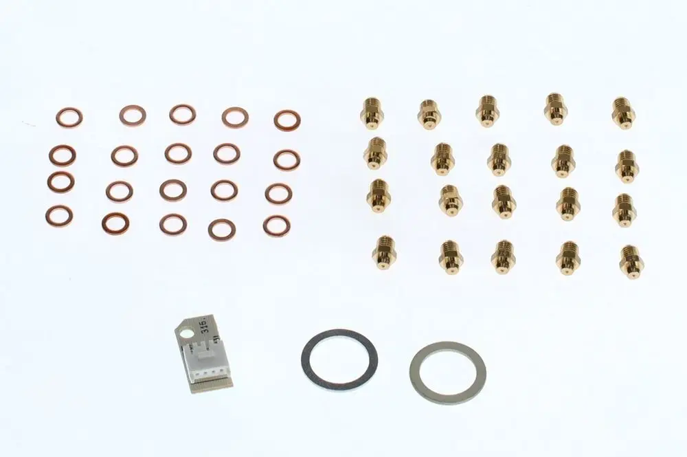 Zubehörset von Bosch mit mehreren Messinganschlüssen, Gummidichtungen und einem kleinen elektronischen Bauteil, alles auf hellem Hintergrund angeordnet.